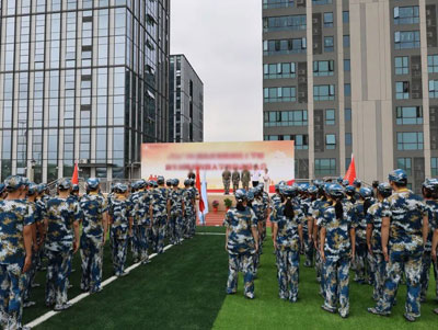 半封閉準(zhǔn)軍事化