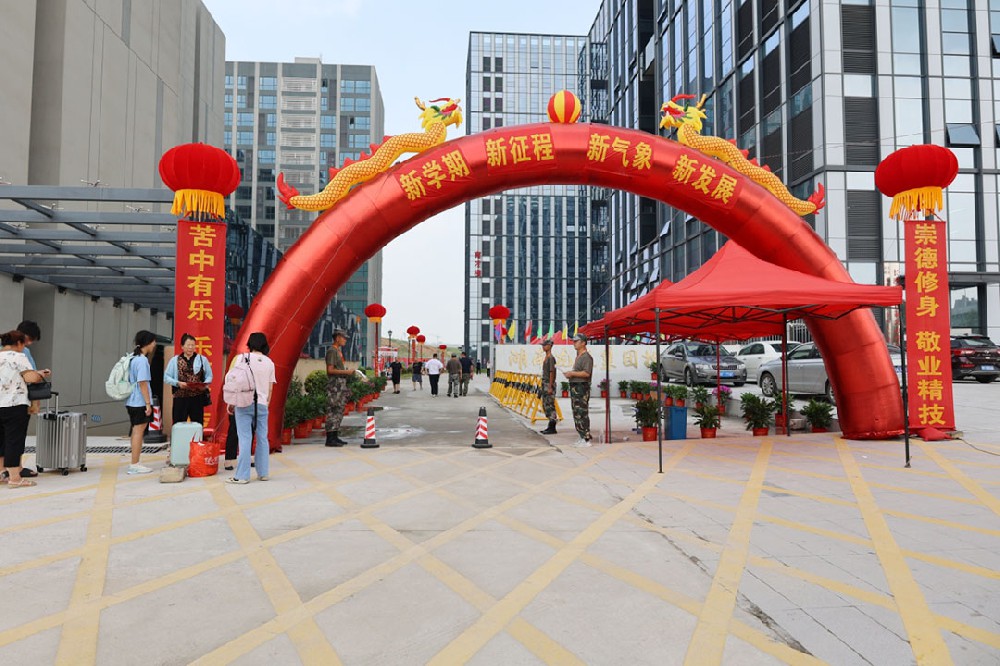 學(xué)校大門(mén)
