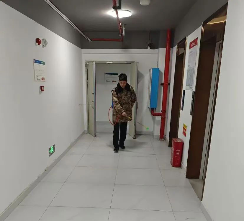 宿舍消毒 健康你我——我校開(kāi)展學(xué)生宿舍消殺工作